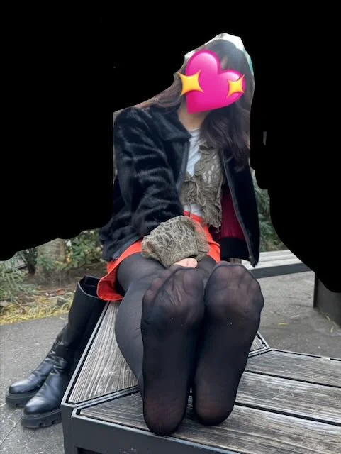 伝線した黒のストッキングとロングブーツで美脚が映える大人お姉さんのスト足裏とつま先足指クネクネ-1
