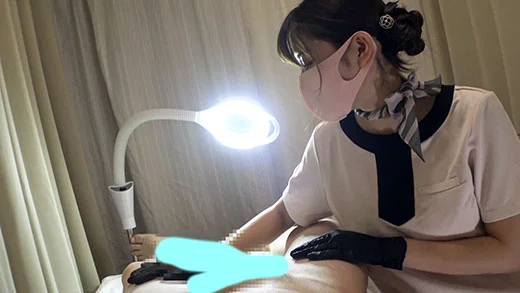 【再販】脱毛サロンのセラピストさん　施術に夢中でTバック盗撮される-1