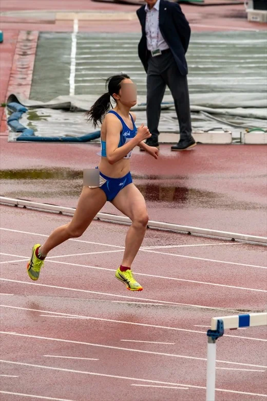 陸上競技　雨が滴る400ｍHと200ｍ-4