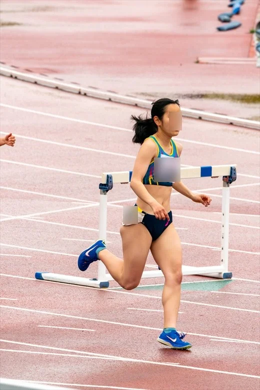 陸上競技　雨が滴る400ｍHと200ｍ-5