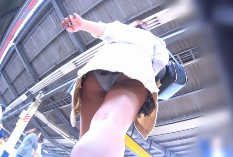 制服女子のパンチラ53　背後に無頓着なJKたちの末路がこちら編