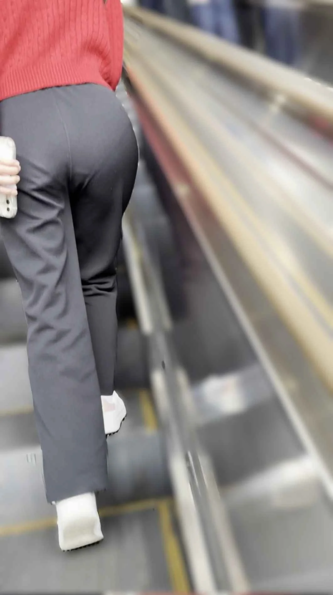 【再販】街の風景１６　情熱の赤ニットに程よいサイズのおっぱいがエモい♡-2