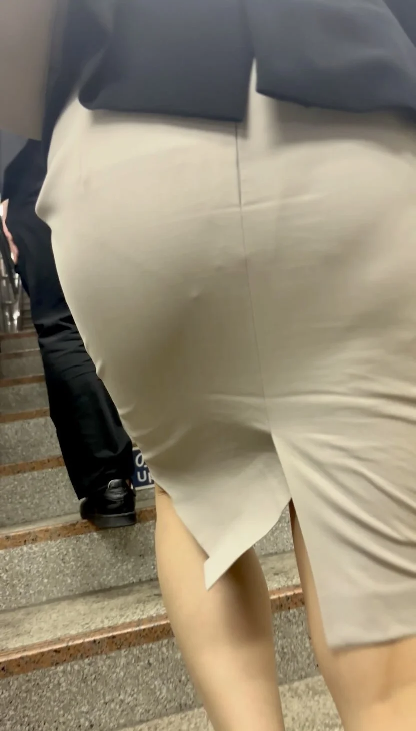 【563】白のタイトスカートが眩しい、お姉様OLの通勤に密着！(前編)-2