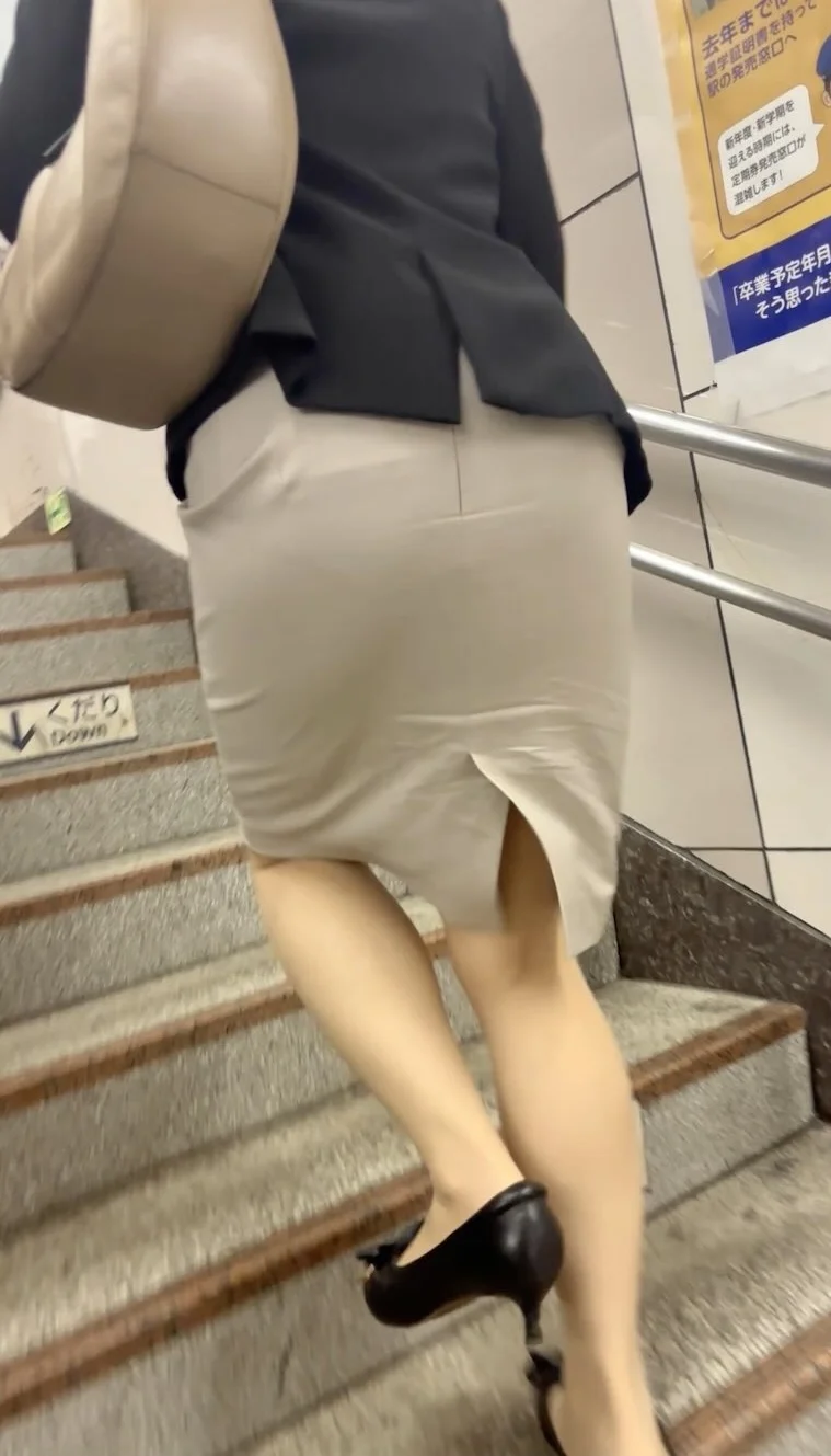 【563】白のタイトスカートが眩しい、お姉様OLの通勤に密着！(前編)-3