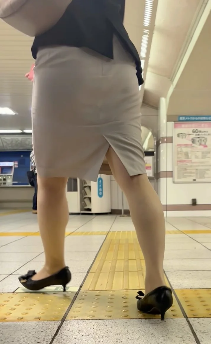 【563】白のタイトスカートが眩しい、お姉様OLの通勤に密着！(前編)-4