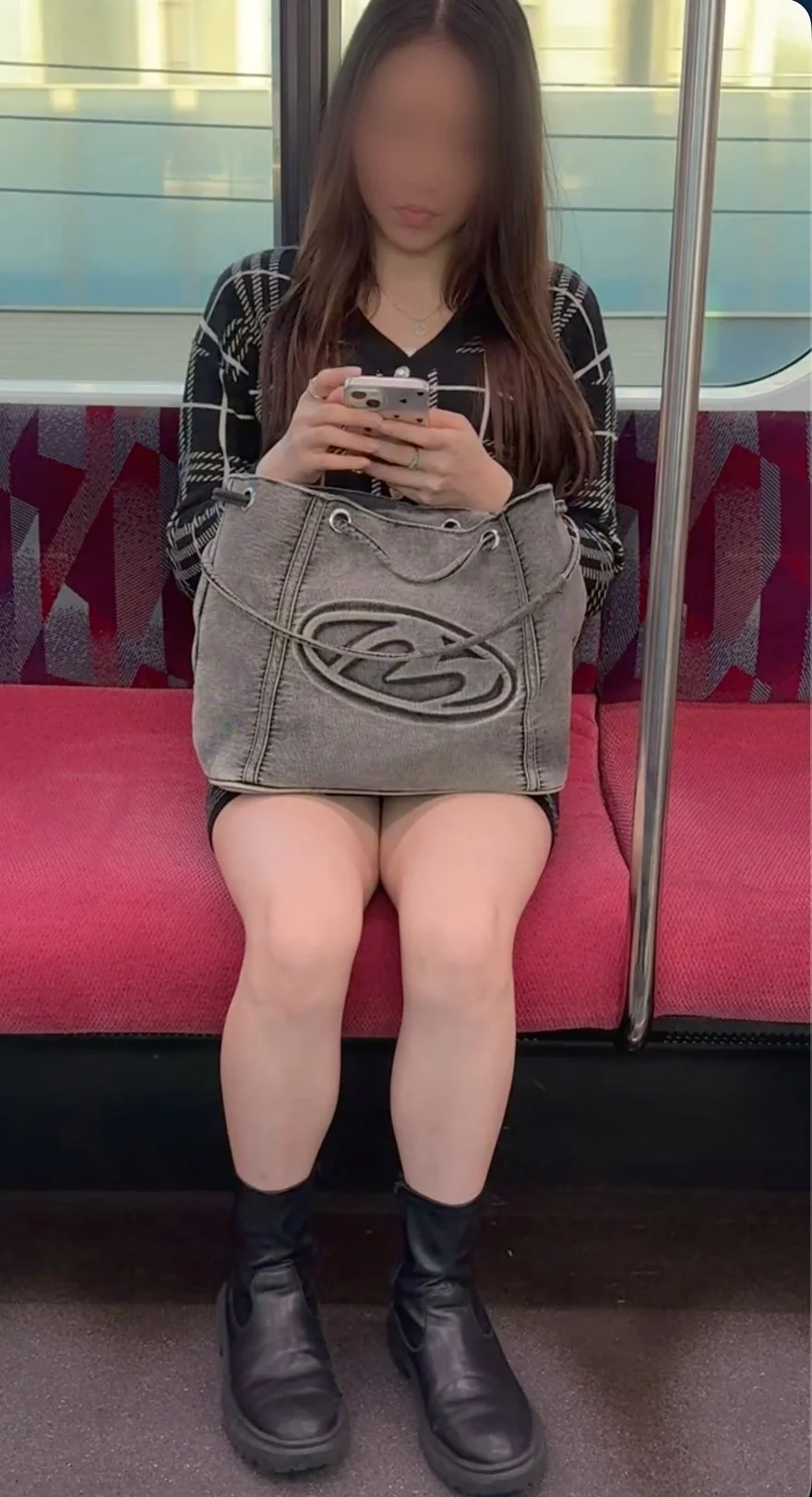 【再販】2名のS級都会の美人お姉さんの綺麗な生足を対面から！-2
