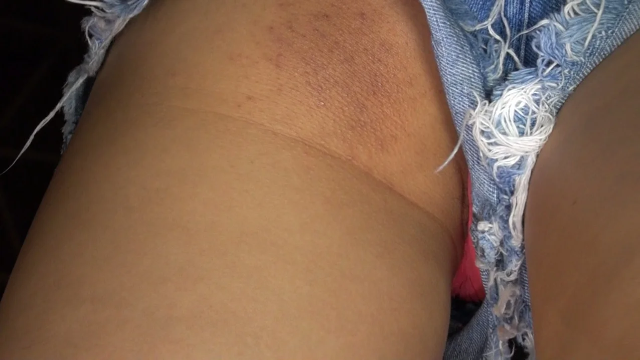 【再販】まさかの一般ギャルが囲み撮影で困惑のパンチラ連発-5
