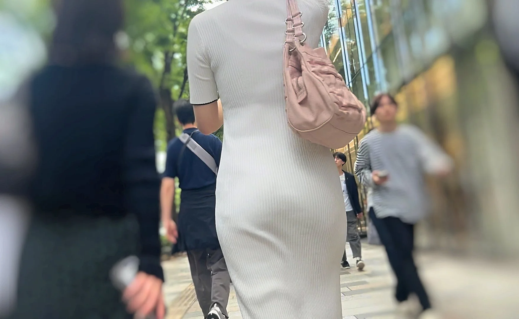 素人女たちのワンピース越しエロ尻を堪能！美ボディとケツを突き出してパンティラインで♂を誘惑!-2