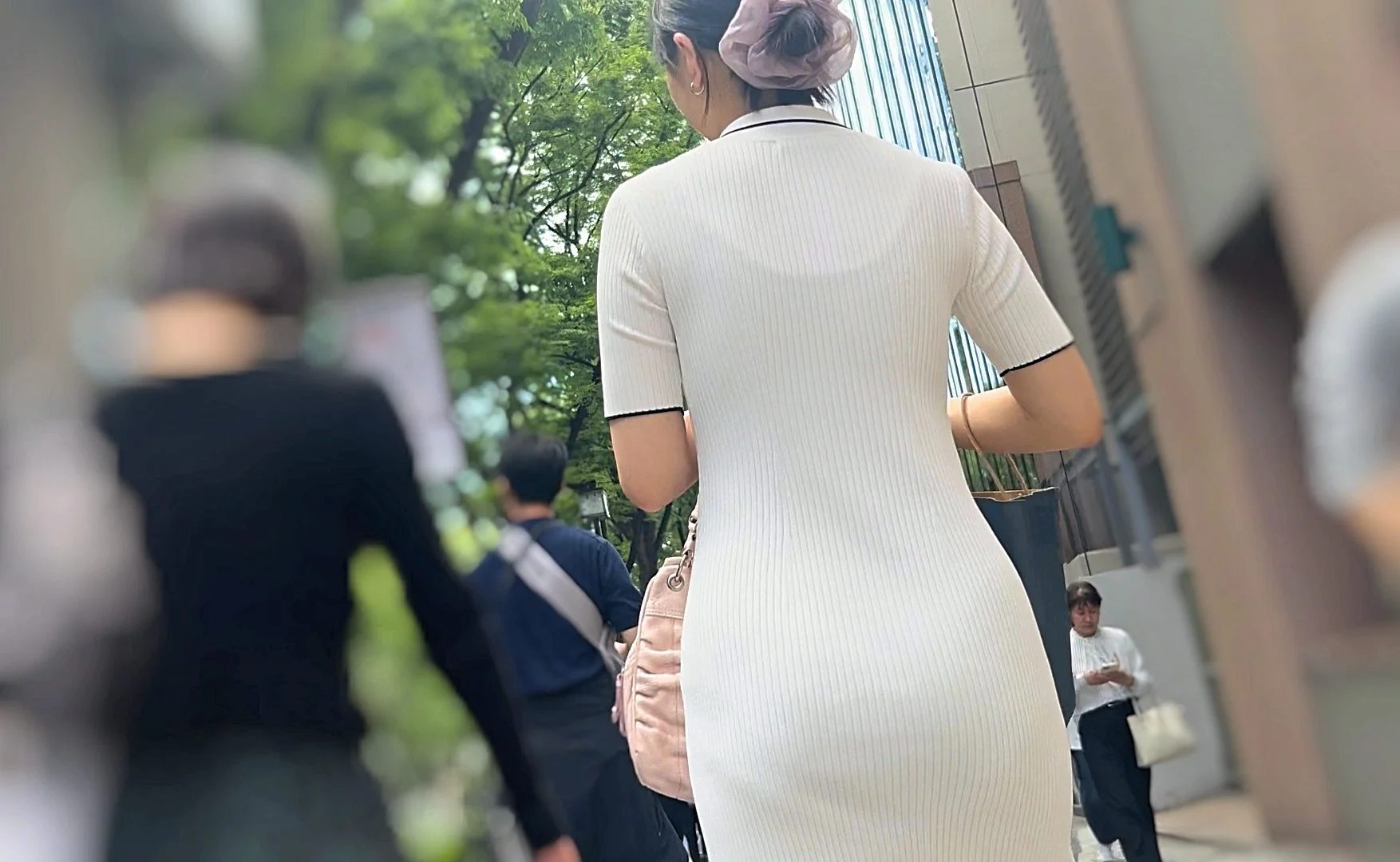 素人女たちのワンピース越しエロ尻を堪能！美ボディとケツを突き出してパンティラインで♂を誘惑!-4