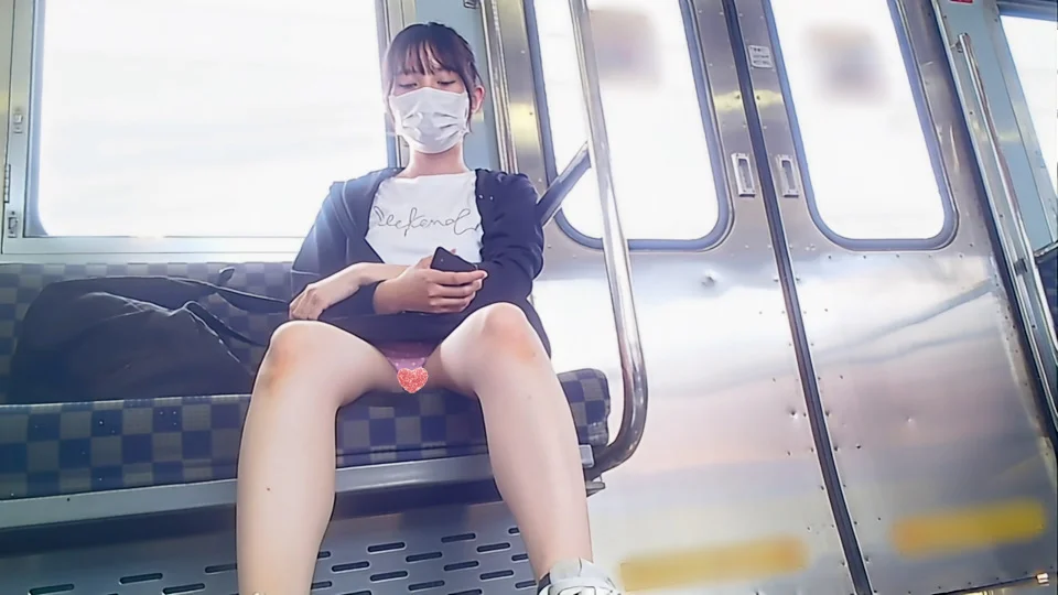 【ハプニングあり】可愛くて胸が大きい私服JKちゃん、お疲れモードでお股緩々対面Pチラ