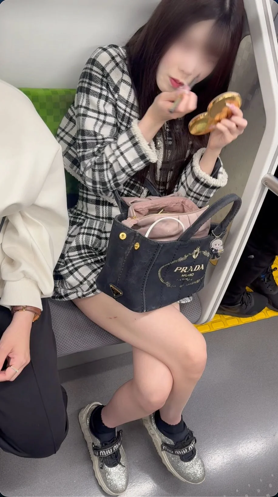 【再販】足を組む2名のS級ミニスカ美人女子大生・ギャルお姉さんを真上から終始見まくります-2