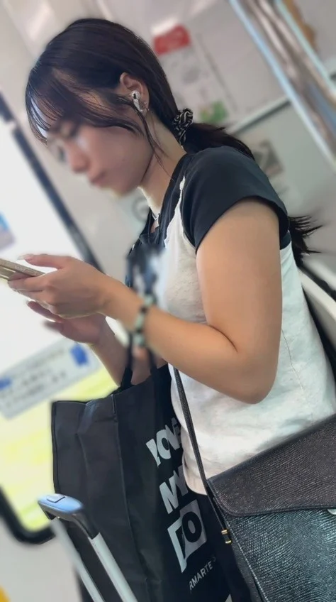 【再販】街の風景２０　美人女子大生が爽やかな夏の電車内で爽やかおっぱいスラッシュで精液満タンにしてくれる映像-1