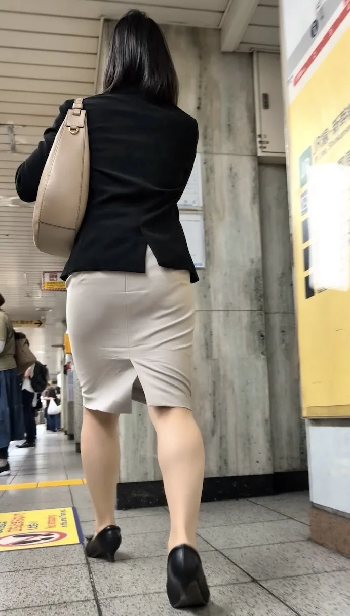 【567】白のタイトスカートが眩しい、お姉様OLの通勤に密着！(後編)-2