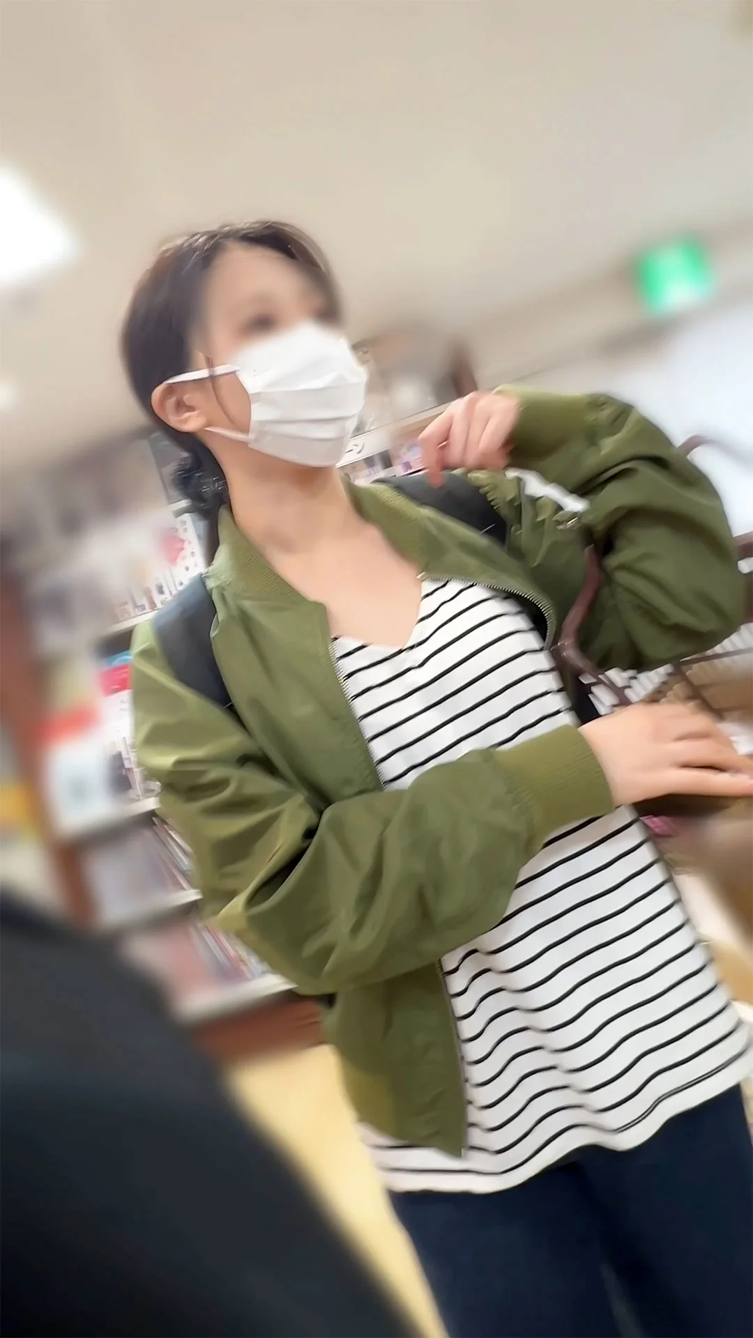 胸チラ動画08　雑貨屋/若ママさん遭遇！窃視に気づかずぷっくり乳首まで激写！-1