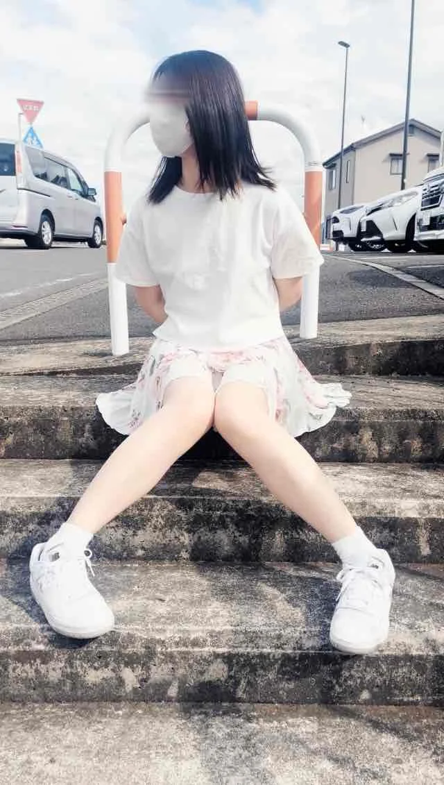 スカートも透け透け♡パンツも透け透け♡河川敷で風に遊んでもらったよwww-1