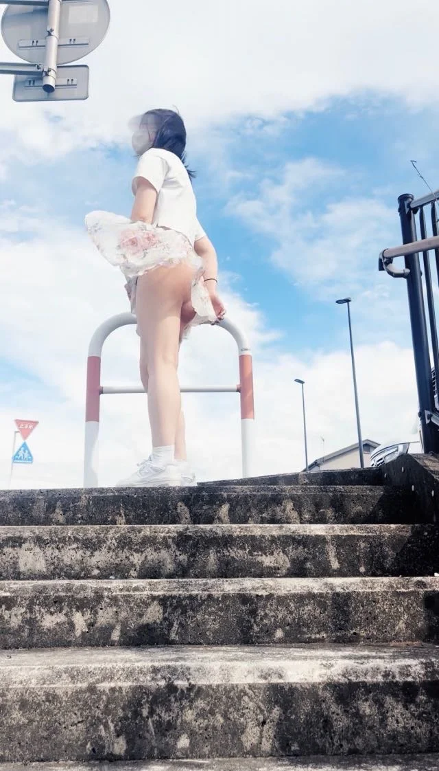 スカートも透け透け♡パンツも透け透け♡河川敷で風に遊んでもらったよwww-3