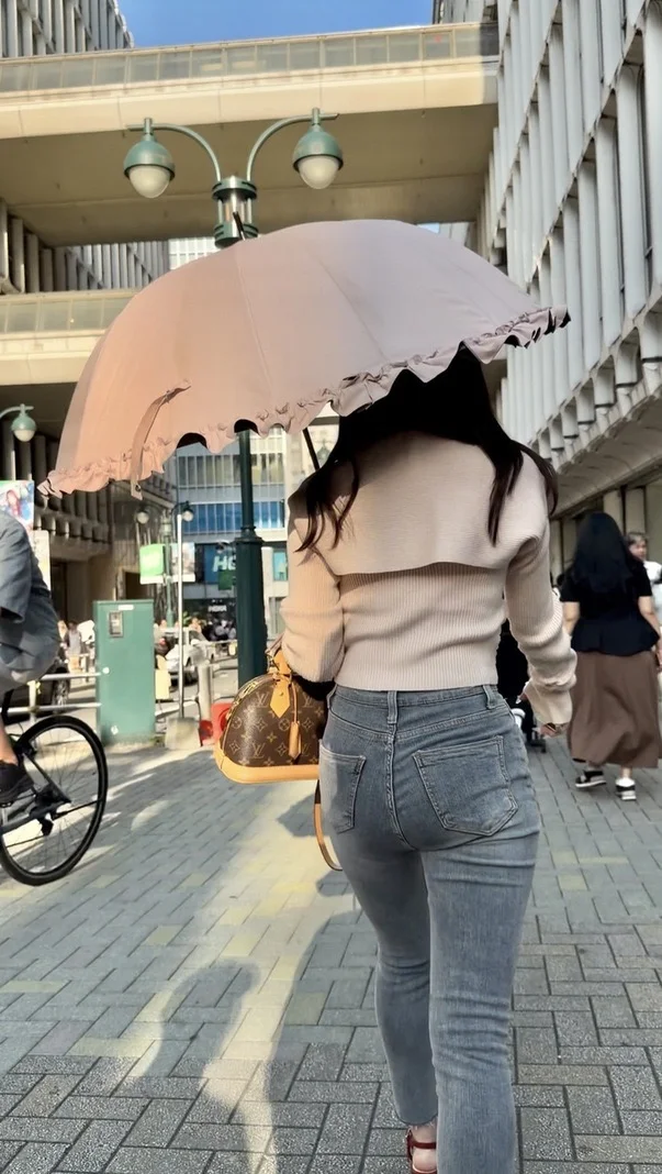 デニム女子コレクションVol.167 腰をうねりながら歩くセクシーな美脚、美尻のフレアデニムのお姉さん！３選！-1