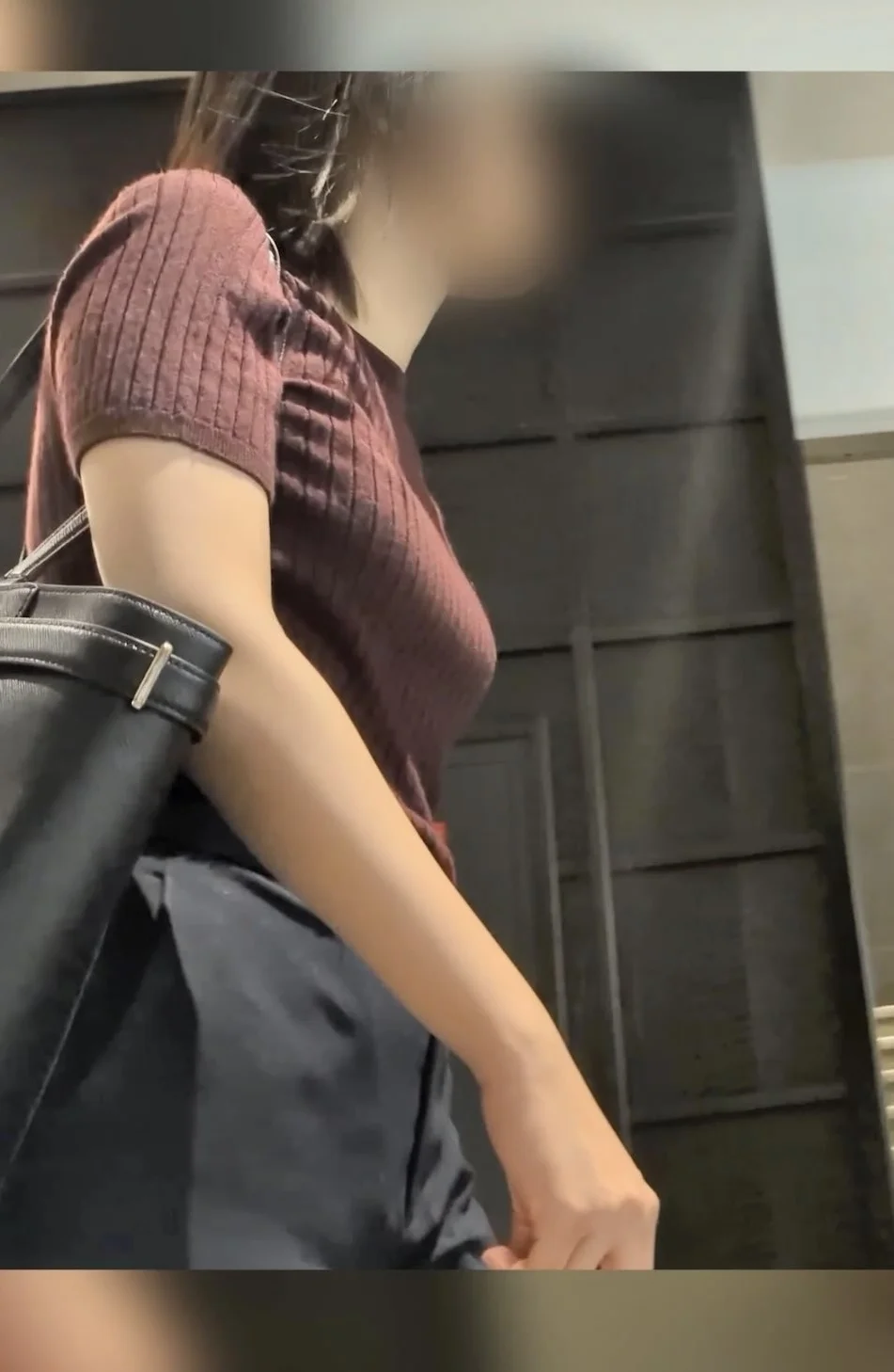 【571】タイトパンツとエレガントなニットの膨らみが眩しいOLさん！-2