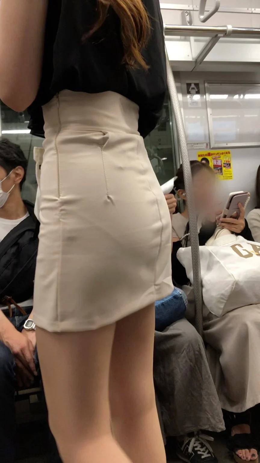 【後ろからの眺め29】電車内でスタイル抜群のミニスカギャルの美尻をじっくりと観察！-3