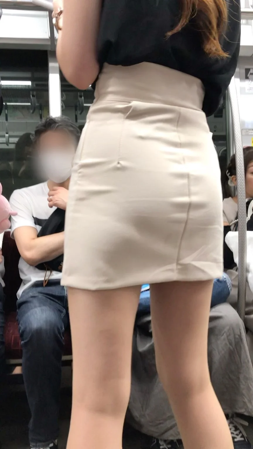 【後ろからの眺め29】電車内でスタイル抜群のミニスカギャルの美尻をじっくりと観察！
