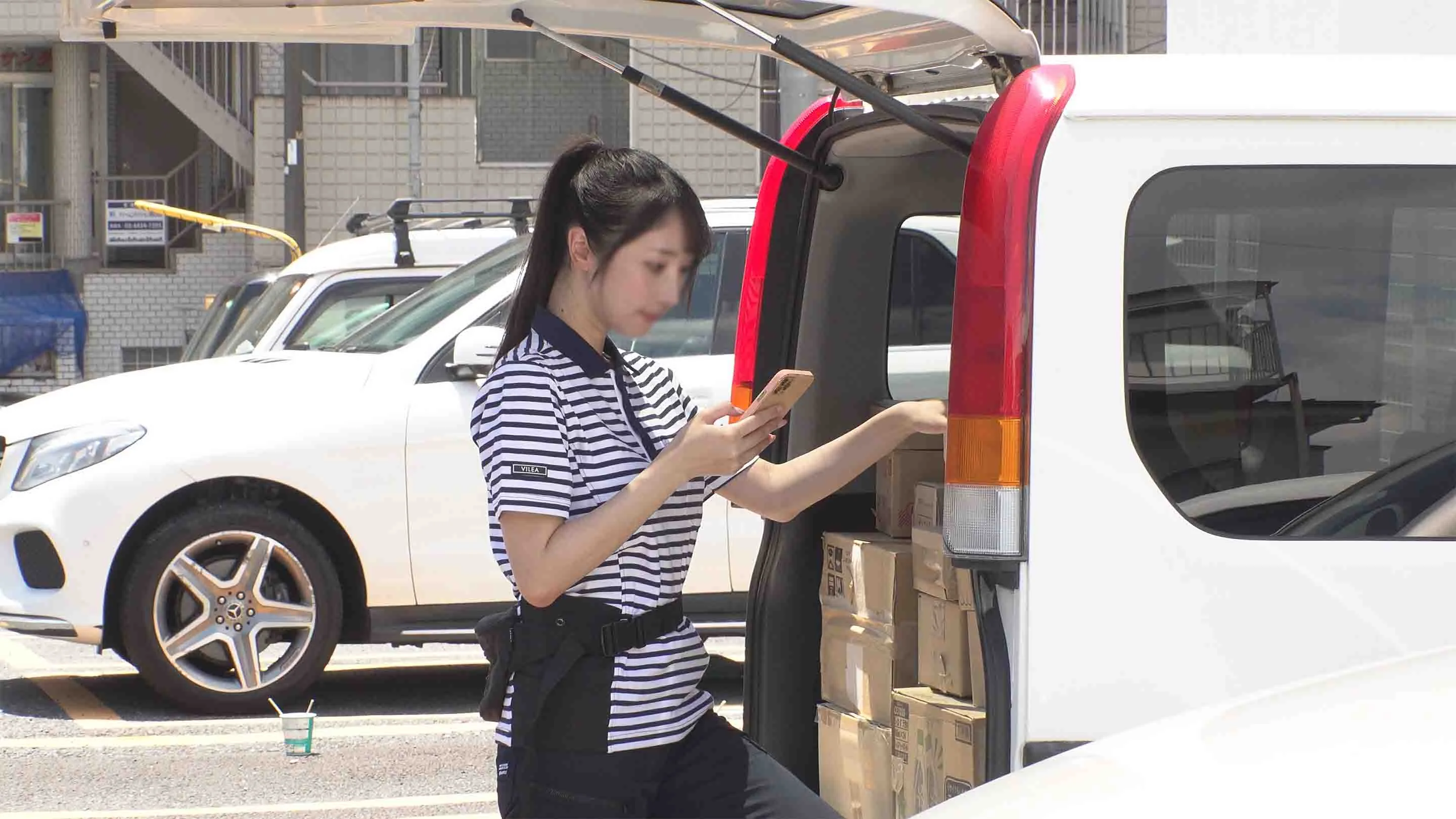 【再販】佐〇急便女性配達員 仕事中に自宅に連れ込み電マ・バイブ 性的いたずら（生中出し）-1