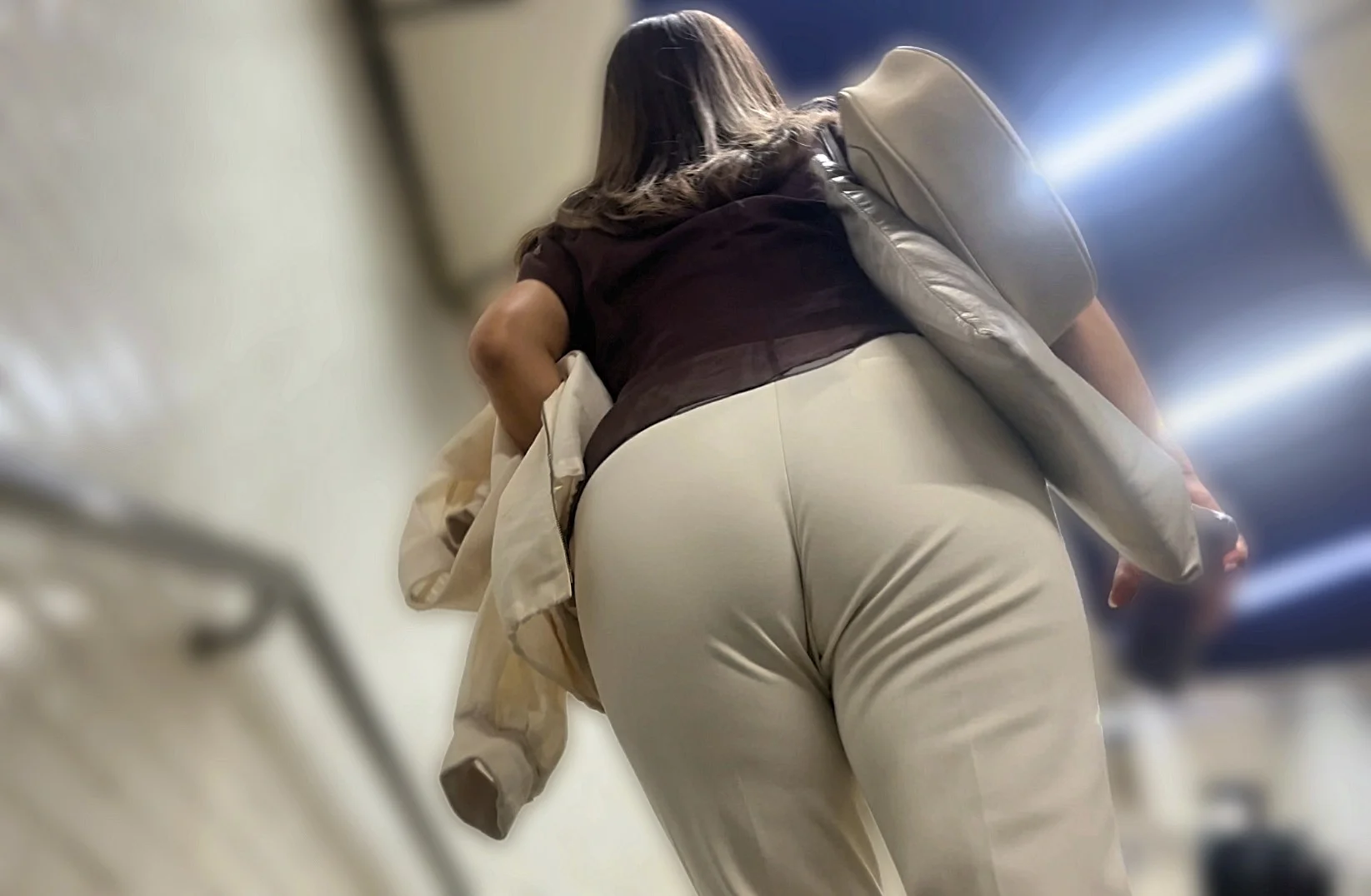 超Sクラスの下品なケツ達を下から堪能！自慢のスケベ尻をムニュらせながらパンティラインで男を挑発!-3
