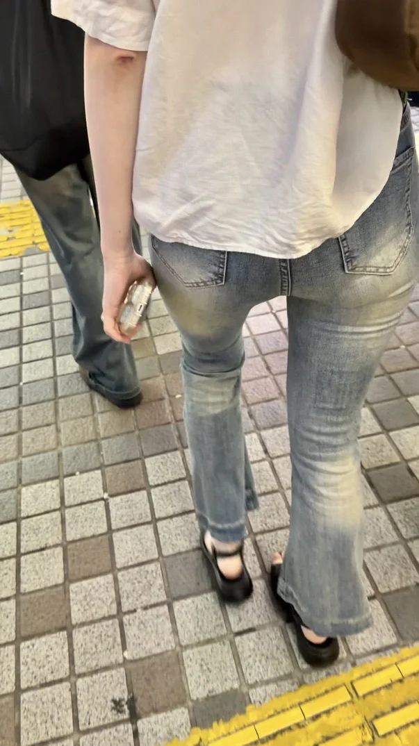 デニム女子コレクションVol.173 素敵な腰つきのフレアデニムお姉さん２選！-2