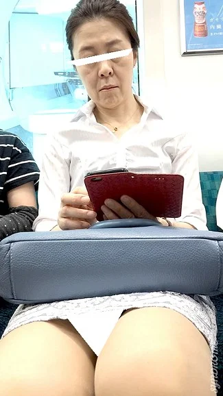 (電車対面）(顔出し）純白のブラウス…ライトブルーのタイトスカート…夏らしい装いで身を包む…熟なスレンダーOL奥さまを観察-1