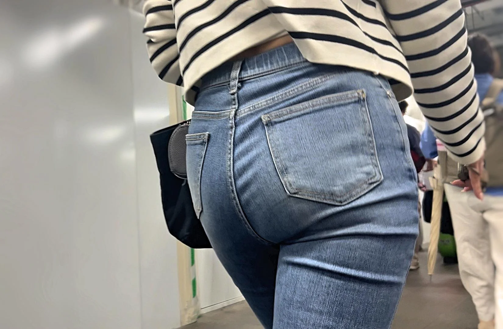上玉素人女のパッツン美巨尻を堪能！自慢のケツをムニュらせお触り寸前のドアップで♂を挑発!-3