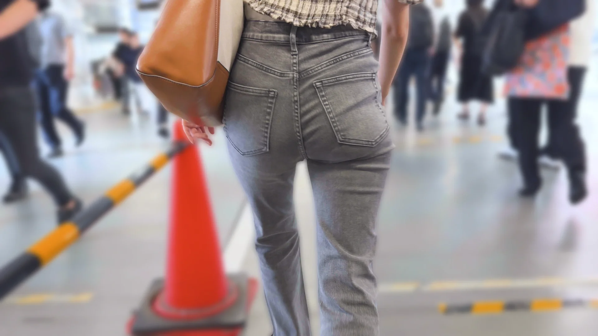 歩行記録0359「パッツパツなヒップでジーンズの女性をじっくり観察」(全2名)-5