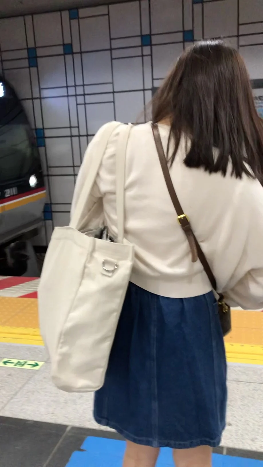【上からの眺め79】男好きするムチムチボディのＪＤを上から観察！-1