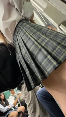 スマホを持ってただけなのに…3　左手でスマホを持ってたら超ミニスカートの2人のスカートの中が撮れました！-1