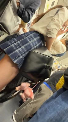 スマホを持ってただけなのに…3　左手でスマホを持ってたら超ミニスカートの2人のスカートの中が撮れました！-4