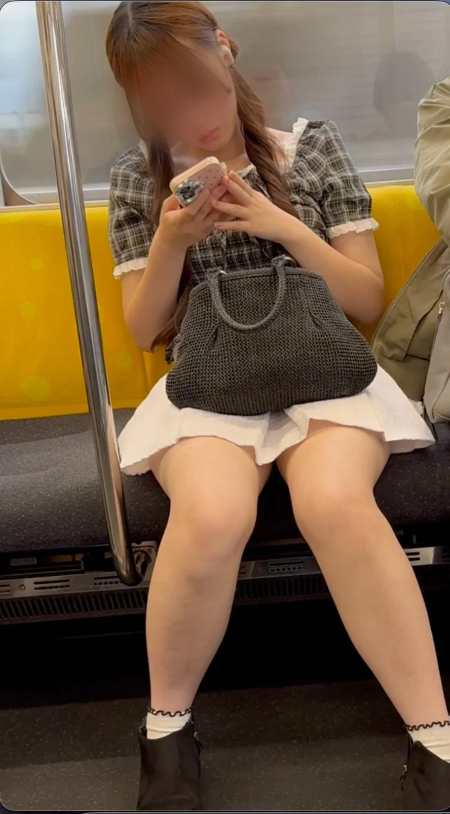 【再販】視線釘付け！S級美人お姉さんが魅せるスベスベ生足を定点観測！-1