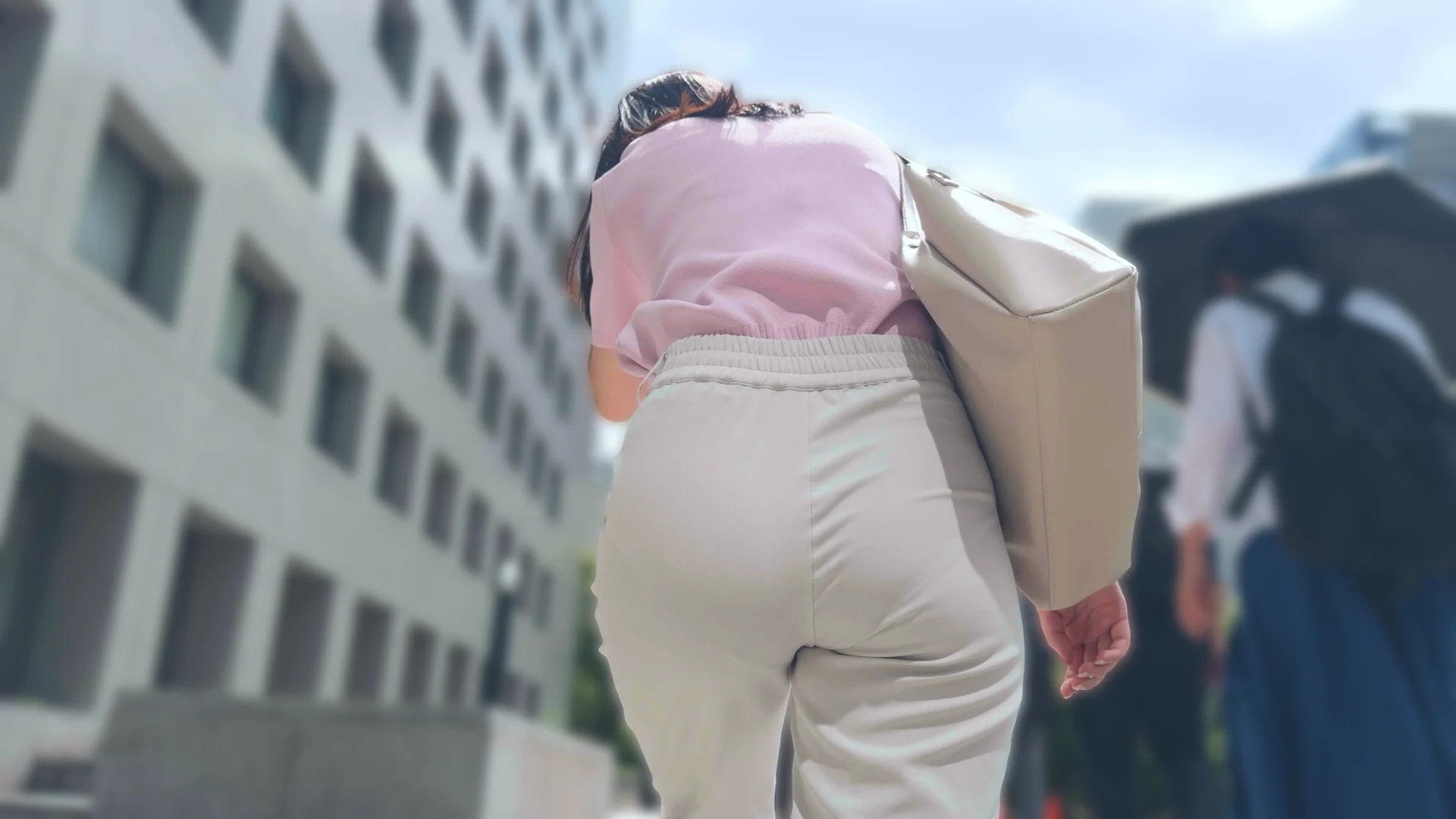 歩行記録0361「弾力ヒップとパンティーラインが魅力のOLさんを堪能」(全2名)
