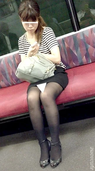 (電車対面）(顔出し）パンプスからそそり立つ…きゅっと引き締まったけしからんパンストあんよをむき出しにしちゃう…OLお姉さん大集-1