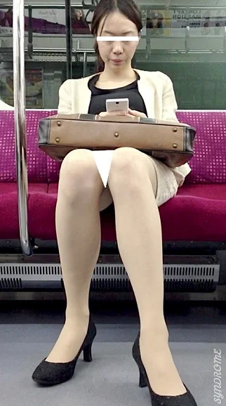 (電車対面）(顔出し）パンプスからそそり立つ…きゅっと引き締まったけしからんパンストあんよをむき出しにしちゃう…OLお姉さん大集-3