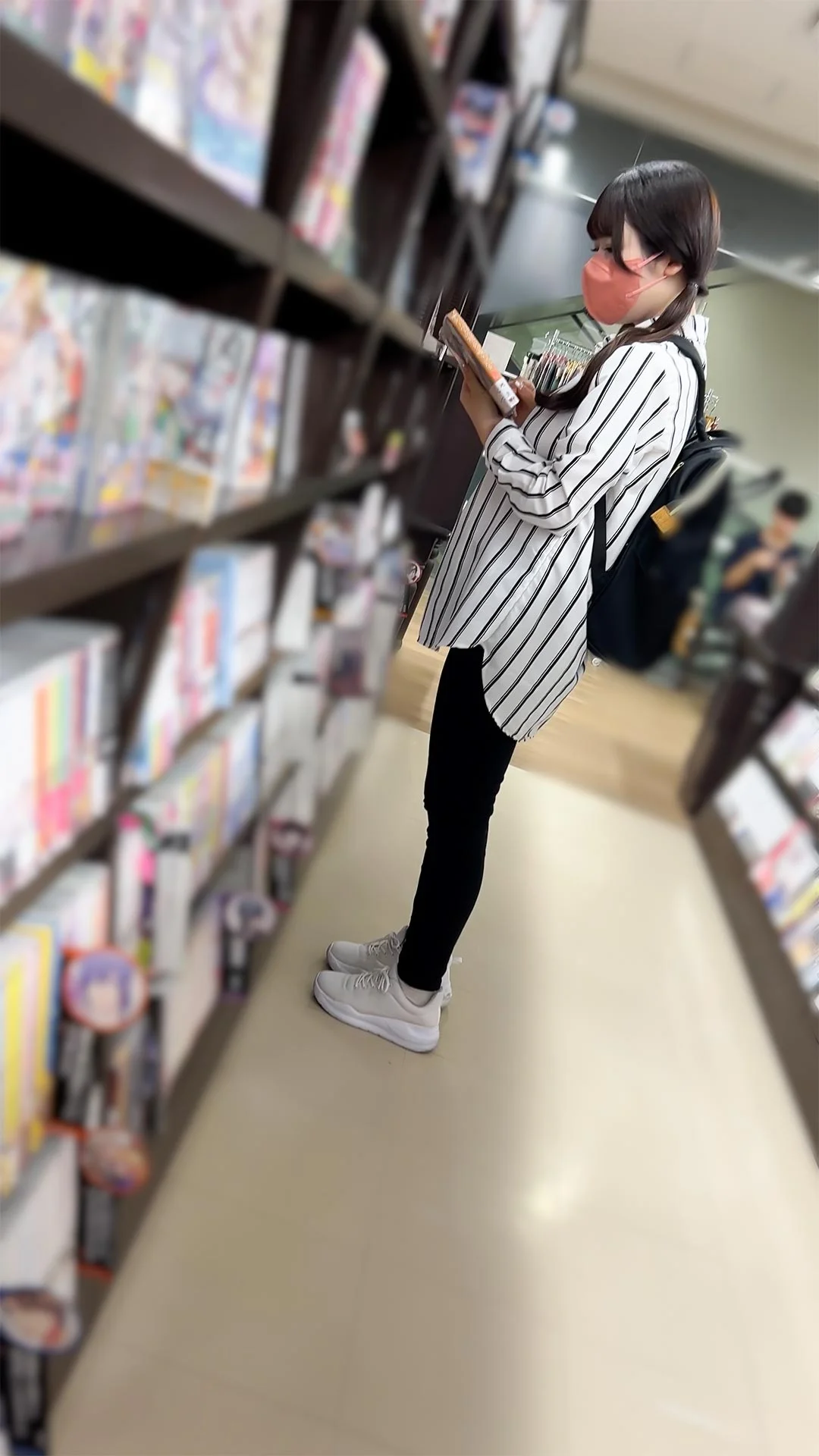 【ノーブラ揉みVOL.10】アイドル級のノーブラ美女を店内ち⚫︎ん→「やめて！！」巨乳揉みまくりプレイ-1