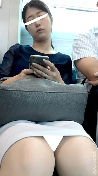 (電車対面）(顔出し）ご尊顔だけでも十分…お仕事でお疲れなご様子…ぽーっとしちゃう…恍惚な表情を浮かべ続けちゃうOL奥さまを観察-1
