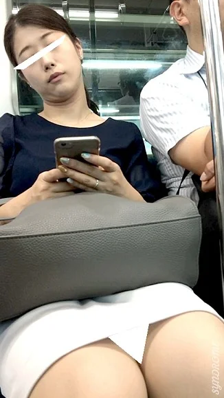 (電車対面）(顔出し）ご尊顔だけでも十分…お仕事でお疲れなご様子…ぽーっとしちゃう…恍惚な表情を浮かべ続けちゃうOL奥さまを観察