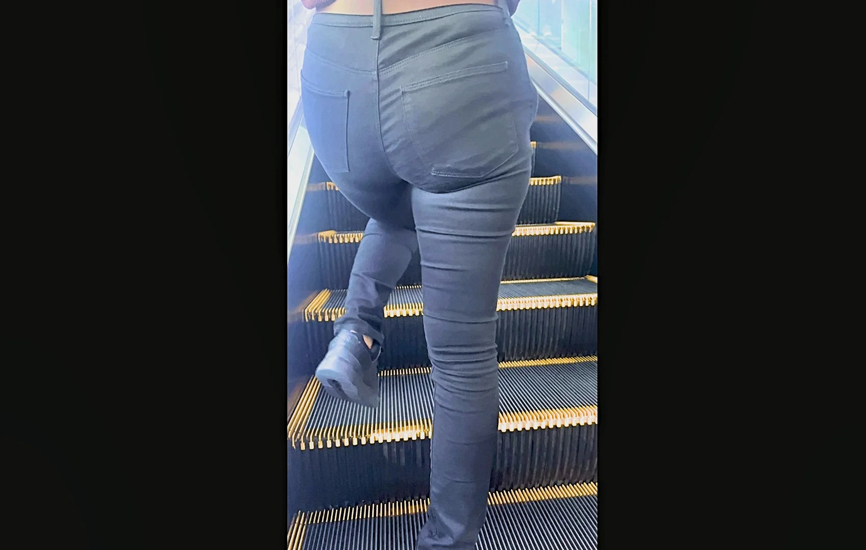 上玉素人女たちのパツパツなエロ尻を堪能！自慢のケツをムニュらせながら浮き出るパンティラインで♂を挑発!-1