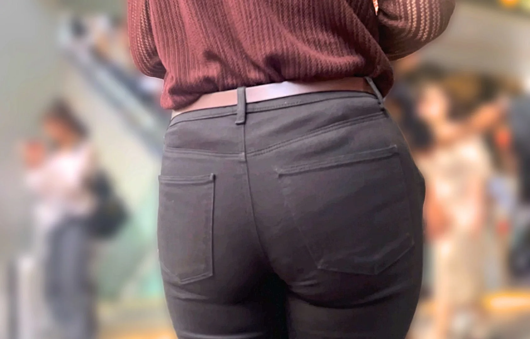 上玉素人女たちのパツパツなエロ尻を堪能！自慢のケツをムニュらせながら浮き出るパンティラインで♂を挑発!-4