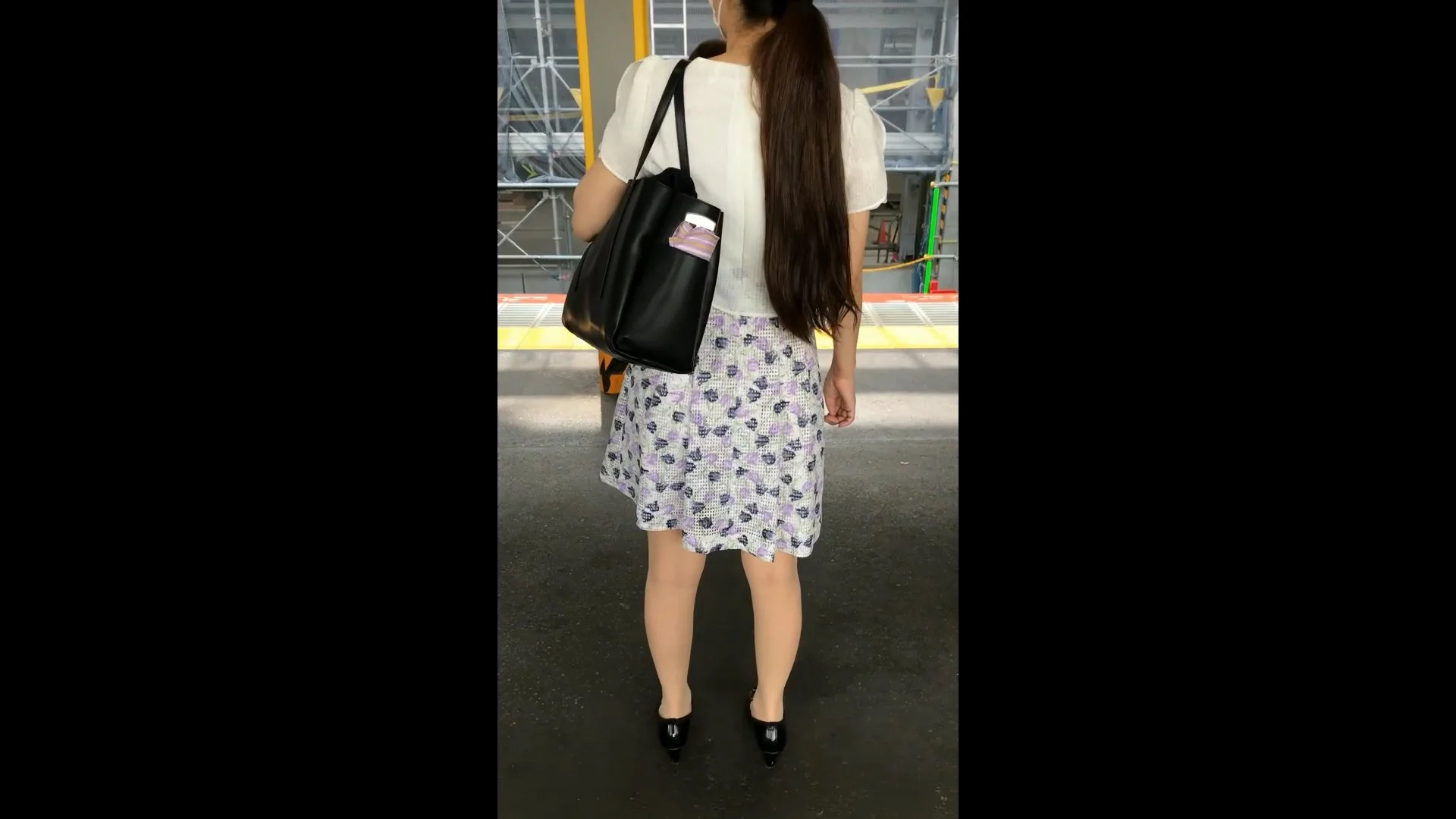 【再販】016花柄スカートお姉さん対面真下逆さ撮り!-1