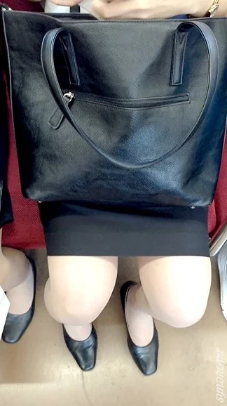 (電車対面）(顔出）スカートからむき出しパンストあんよが緩んじゃって…無防備なお股を超至近距離で観察されちゃったリクスーお姉さん-4