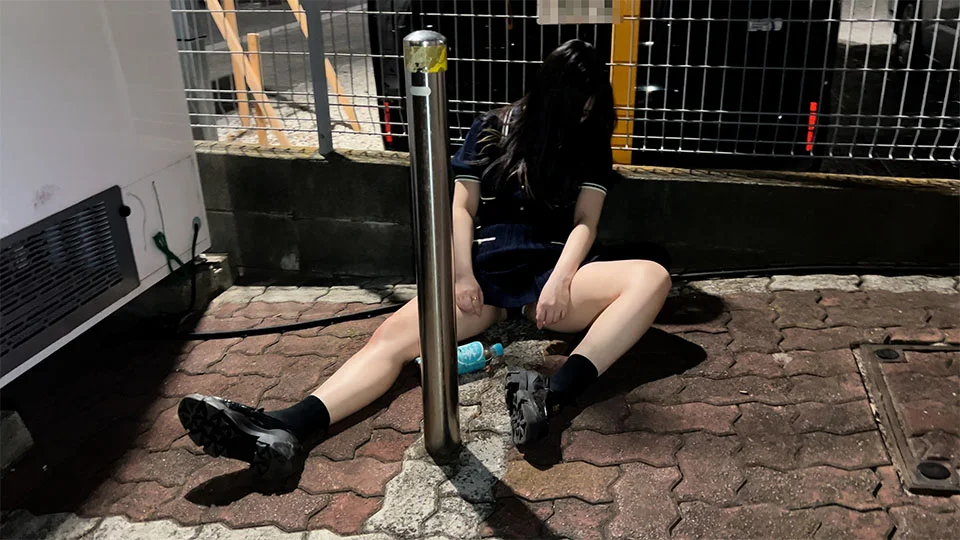 これはOKサイン…？路上介抱した極上巨乳ギャルが敏感反応！生挿入すると夢心地のまままさかの喘ぎ声を微かに漏らし出す…-1