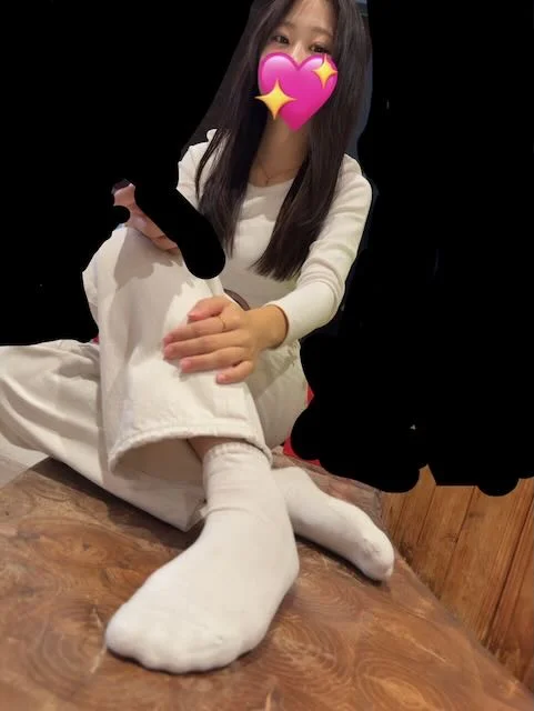 フレッシュな私服jkの定番スニーカーと白靴下つま先と足裏