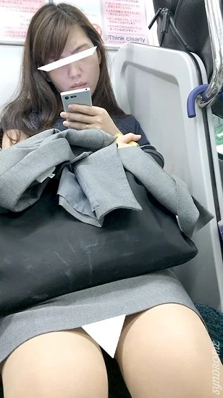 (電車対面）(顔出）会社帰り…お疲れ度MAXなご様子…OLお姉さんの無防備なお顔と▼ぞーんに超至近距離から迫ってみました…-1