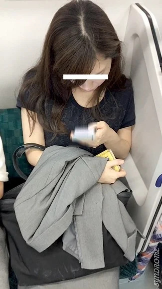 (電車対面）(顔出）会社帰り…お疲れ度MAXなご様子…OLお姉さんの無防備なお顔と▼ぞーんに超至近距離から迫ってみました…-3
