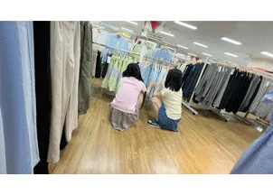 【6日まで９８０円！】危険！華奢な体でスカートひらひら。高学年女子のスカートが無防備すぎてつい・・・