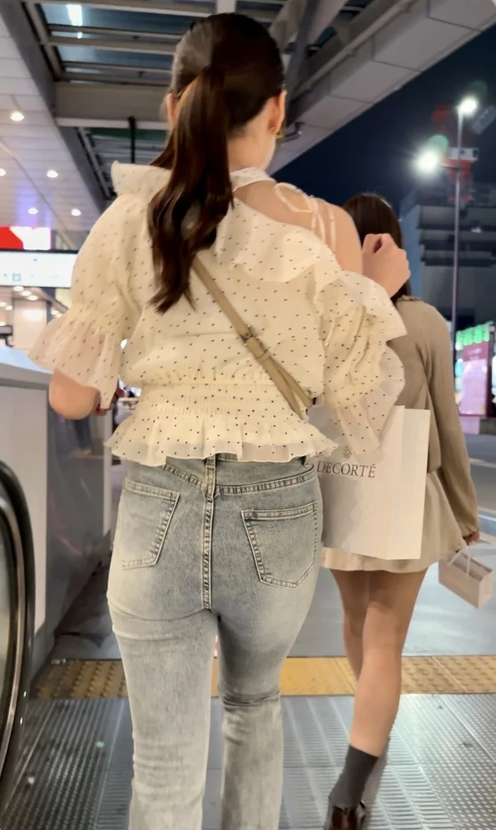 デニム女子コレクションVol.185 薄いブルーの綺麗目美デニムのお姉さん2選！